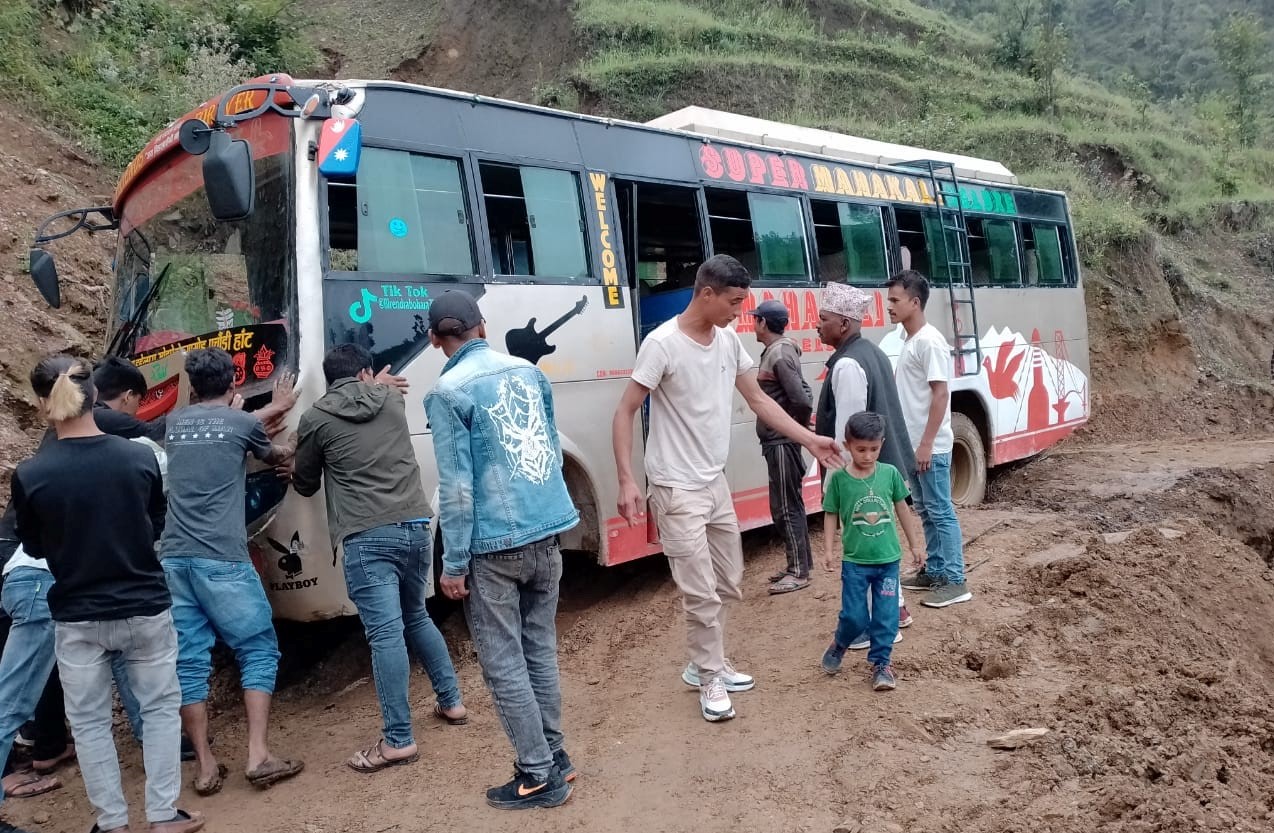 बर्षासंगै बैतडीका ग्रामीण कच्ची सडक अवरुद्ध 